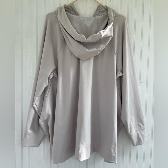 Athleta Women's White Cream Glacier Handkerchief Poncho Size Large - Picture 3 of 8